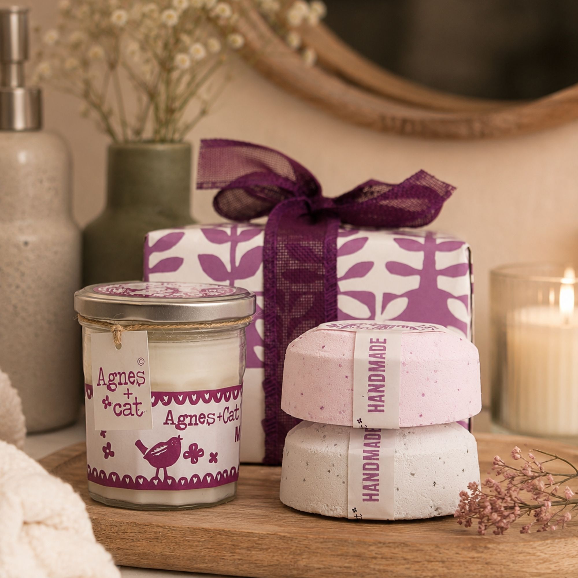 Coffrets Cadeaux Agnes+Cat avec Bougie et 2 Galets de Bain Effervescents