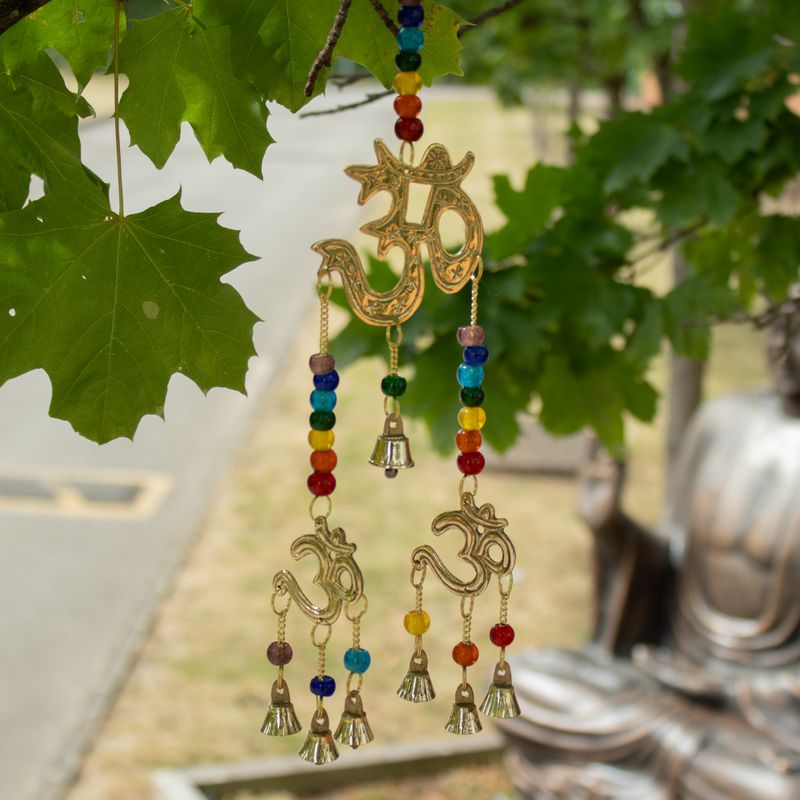 Carillons indiens - Om en laiton avec des perles de chakra - 7 cloches - 9,5 x 32 cm