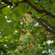 Carillons indiens - Om en laiton avec des perles de chakra - 7 cloches - 9,5 x 32 cm