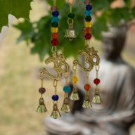 Carillons indiens - Om en laiton avec des perles de chakra - 7 cloches - 9,5 x 32 cm