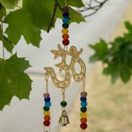 Carillons indiens - Om en laiton avec des perles de chakra - 7 cloches - 9,5 x 32 cm