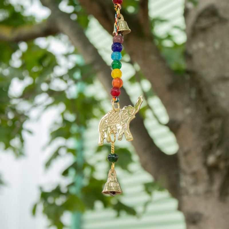 Carillons indiens - Éléphant en laiton avec perles de chakra et cloches sur corde - 53 cm