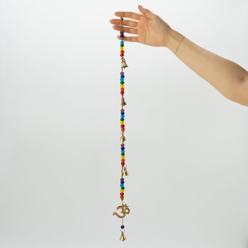 Carillons indiens - OM en laiton avec des perles de chakra et clochettes sur corde - 53 cm