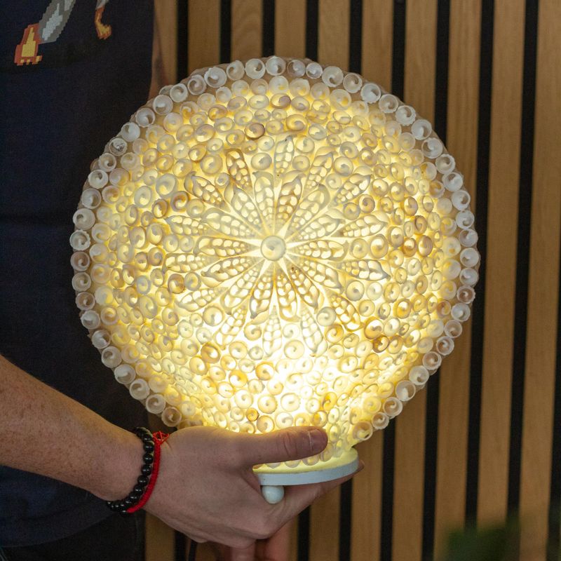 Lampe bohème en coquillage – coquille d'art taillée – grand rond – 30 cm