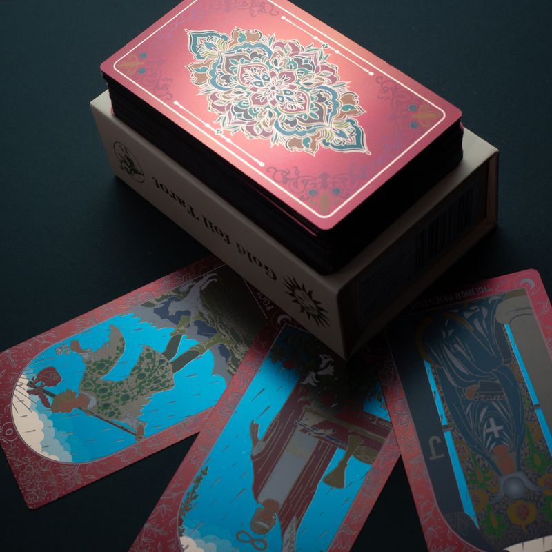 Coffret cadeau de cartes de tarot à dorure rubis dans une boîte rose - avec livret
