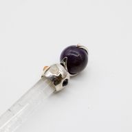 Baguette prismale céleste - Sphère cristalline mobile en améthyste sur tige de quartz - 12 cm