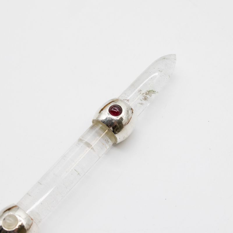 Baguette prismale céleste - Sphère cristalline mobile en améthyste sur tige de quartz - 12 cm