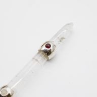 Baguette prismale céleste - Sphère cristalline mobile en améthyste sur tige de quartz - 12 cm