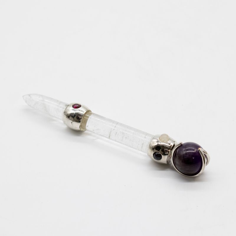 Baguette prismale céleste - Sphère cristalline mobile en améthyste sur tige de quartz - 12 cm