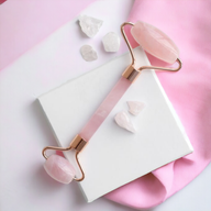 Rouleau facial en pierre gemme - quartz rose avec pochette