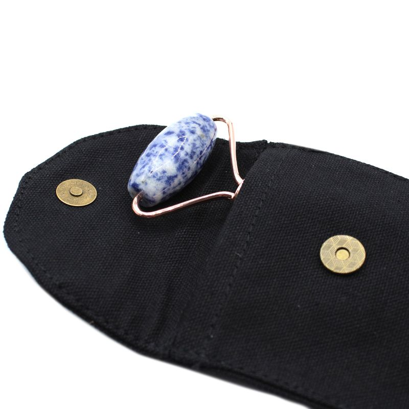 Rouleau facial en pierres précieuses - sodalite avec pochette