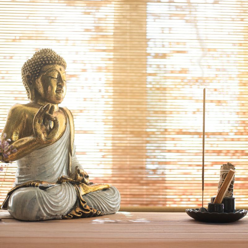 Bouddha rouge et doré - Très grand 30 cm - Mudra d'Abhaya (Sans peur)