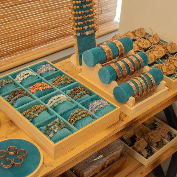 Présentation de bijoux dans le showroom AWGifts
