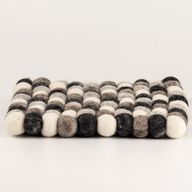 Set de table carré en boules de feutre - 20 cm couleur gris multi