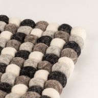 Set de table carré en boules de feutre - 20 cm couleur gris multi
