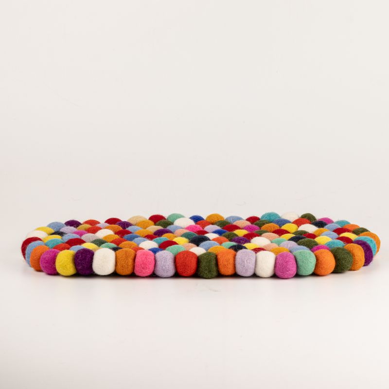 Tapis central ovale en boules de feutre - 38x18cm multicolore