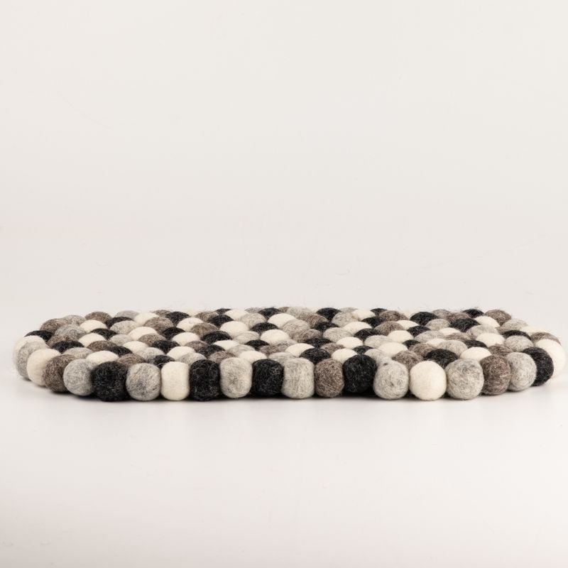 Tapis central ovale en boules de feutre - 38x18cm couleur gris multi