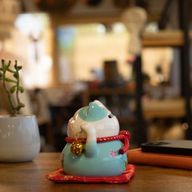 Tirelire Chat Porte-Bonheur en Céramique – Bleu sur Coussin