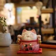 Tirelire Chat Porte-Bonheur en Céramique – Rose sur Coussin