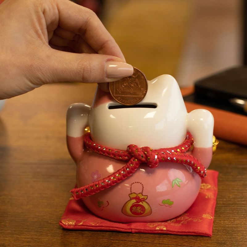 Tirelire Chat Porte-Bonheur en Céramique – Rose sur Coussin