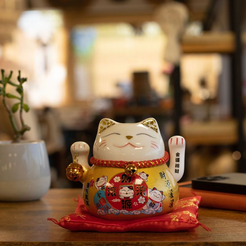 Chat Porte-Bonheur en Céramique à Patte Mobile – Doré sur Coussin (piles non incluses)