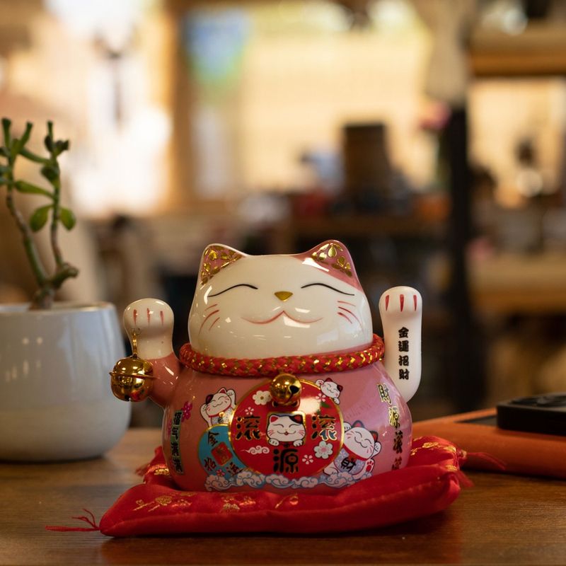Chat porte-bonheur en céramique à patte mobile – Rose sur coussin (pile non incluse)