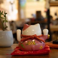 Chat porte-bonheur en céramique à patte mobile – Rose sur coussin (pile non incluse)