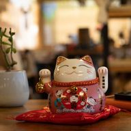 Chat porte-bonheur en céramique à patte mobile – Rose sur coussin (pile non incluse)