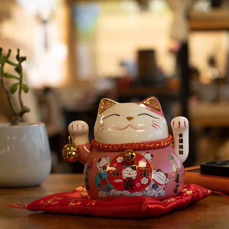 Chat porte-bonheur en céramique à patte mobile – Rose sur coussin (pile non incluse)