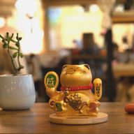 Chat Porte-Bonheur Solaire sur Socle en Bois – Doré avec Patte Mobile