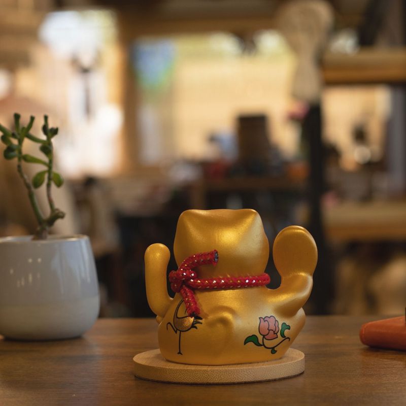 Chat Porte-Bonheur Solaire sur Socle en Bois – Doré avec Patte Mobile