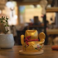 Chat Porte-Bonheur Solaire sur Socle en Bois – Doré avec Patte Mobile