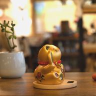 Chat Porte-Bonheur Solaire sur Socle en Bois – Doré avec Patte Mobile