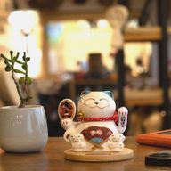 Chat Porte-Bonheur Solaire sur Socle en Bois – Patte Mobile Bleue