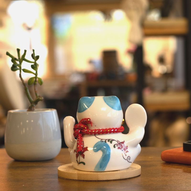 Chat Porte-Bonheur Solaire sur Socle en Bois – Patte Mobile Bleue