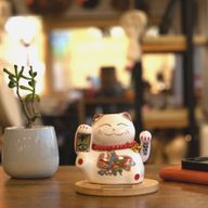 Chat porte-bonheur solaire sur socle en bois – Patte rose mobile