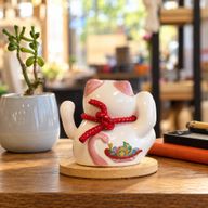 Chat porte-bonheur solaire sur socle en bois – Patte rose mobile