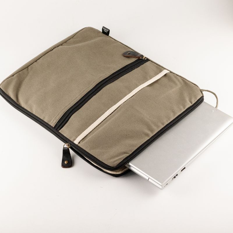 Grande pochette pour ordinateur portable en toile – Olive