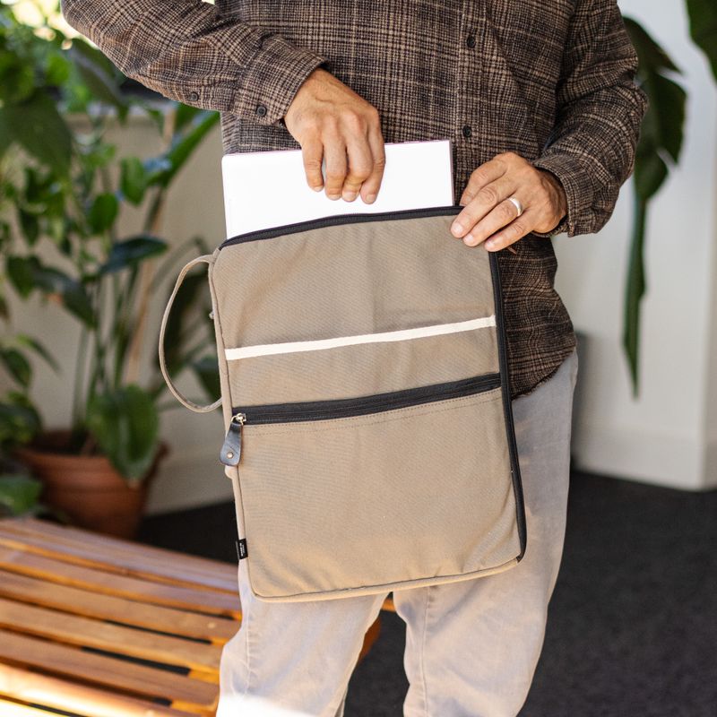Grande pochette pour ordinateur portable en toile – Olive