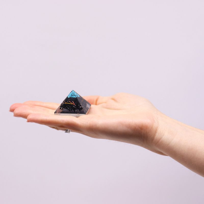 Orgonite La Pyramide - Puces de Gemme et Cuivre 25mm - Petite