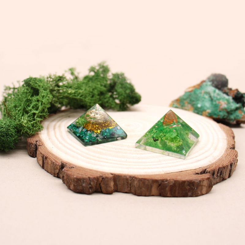 Orgonite La Pyramide - Puces de Gemme et Cuivre 25mm - Petite