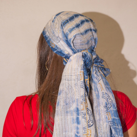 Nomad Sari  - Foulard d\'Été-  180x50cm - Imprimé Marbella - Bleu avec Bordure Dorée